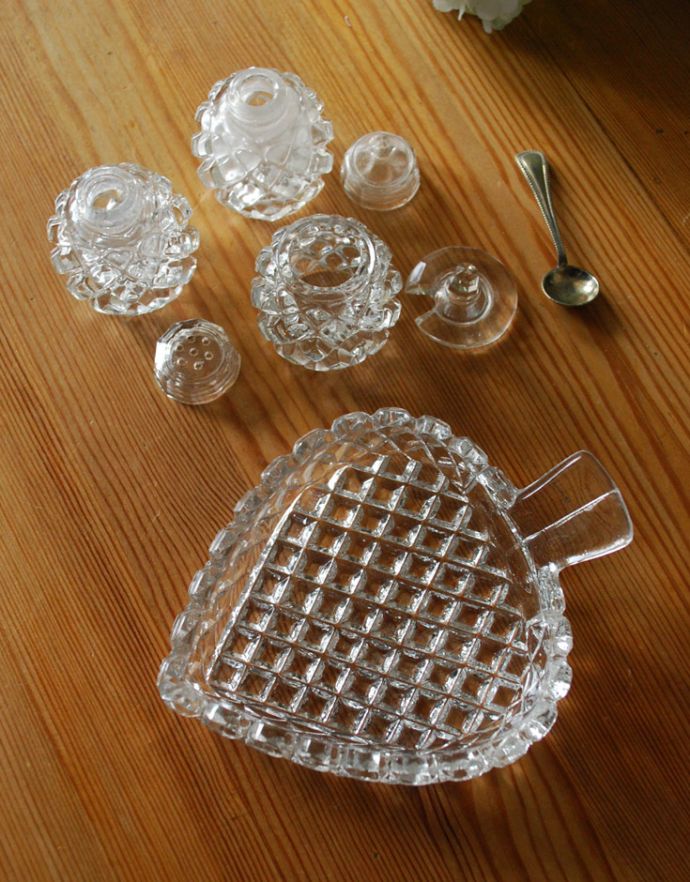 アンティーク雑貨　食卓に並ぶアンティークのスパイスケースセット（調味料入れ）。上から見るとこんな感じです。(pg-3060)