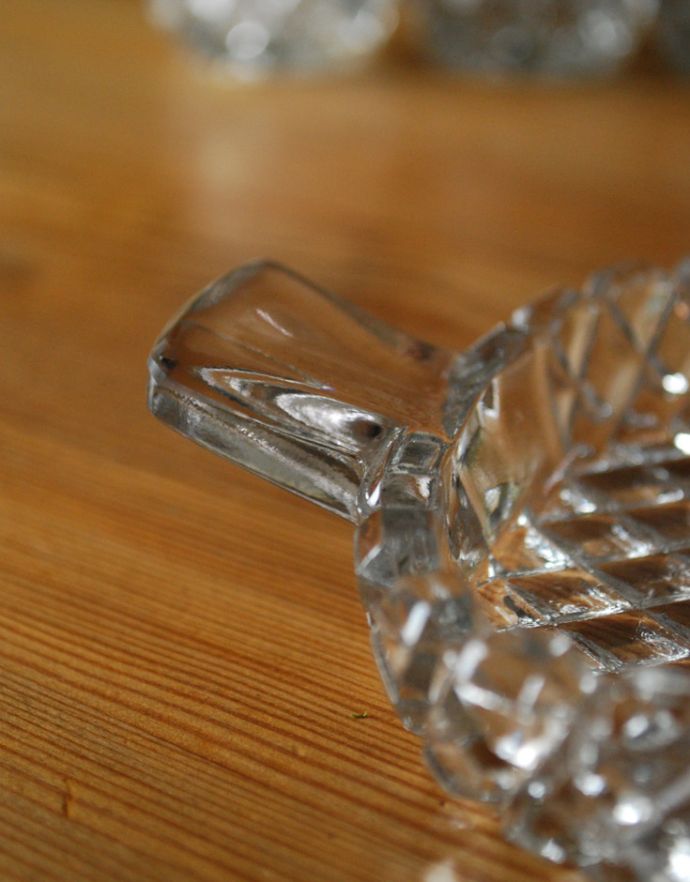 アンティーク雑貨　食卓に並ぶアンティークのスパイスケースセット（調味料入れ）。ガラスのトレーには持ち手が付いています。(pg-3060)