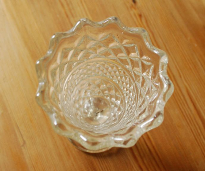 アンティーク雑貨 アンティークのガラス雑貨、おしゃれなフラワーベース(花器)。上から見るとこんな感じです。(pg-3062)