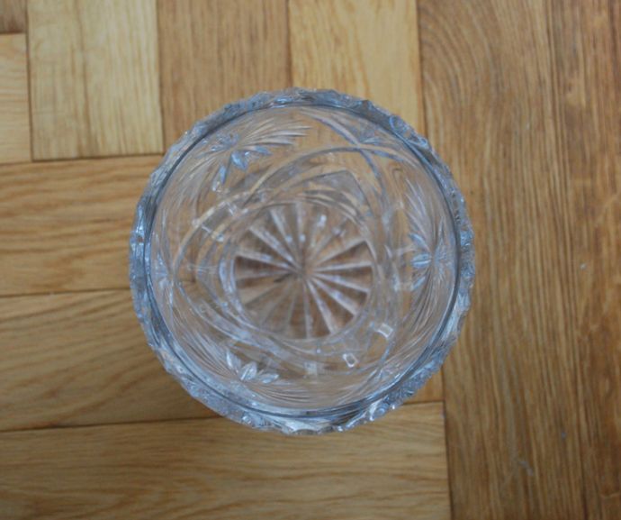 アンティーク雑貨 贅沢なカッティングを施したフラワーベース(花瓶)、美しいアンティーク雑貨。上から見るとこんな感じです。(pg-3064)