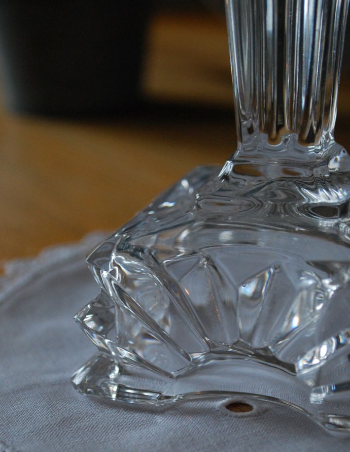 アンティーク雑貨　キレイなガラスのアンティークキャンドルスタンド（ろうそく立て）。アンティークのため、多少の欠け・傷がある場合がありますが、使用上問題はありませんので、ご了承下さい。(pg-3065)