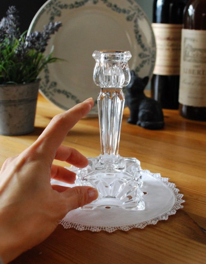 アンティーク雑貨　キレイなガラスのアンティークキャンドルスタンド（ろうそく立て）。どんなキャンドルも素敵に魅せてくれるデザインです。(pg-3065)