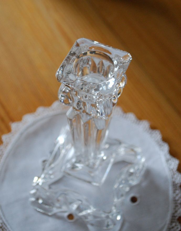 アンティーク雑貨　キレイなガラスのアンティークキャンドルスタンド（ろうそく立て）。上から見ても美しいデザインです。(pg-3065)