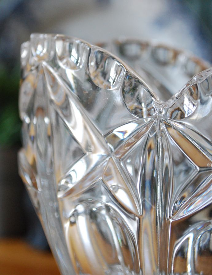 アンティーク雑貨 華やかなアンティークのフラワーベース(花瓶)、イギリスのアンティーク雑貨。アンティークのため、多少の欠け・傷がある場合がありますが、使用上問題はありませんので、ご了承下さい。(pg-3068)