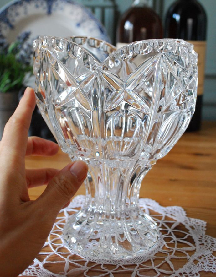 アンティーク雑貨 華やかなアンティークのフラワーベース(花瓶)、イギリスのアンティーク雑貨。飾るだけで絵になる美しさです。(pg-3068)