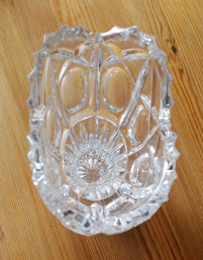 アンティーク雑貨 華やかなアンティークのフラワーベース(花瓶)、イギリスのアンティーク雑貨。上から見るとこんな感じです。(pg-3068)