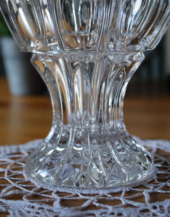 アンティーク雑貨 華やかなアンティークのフラワーベース(花瓶)、イギリスのアンティーク雑貨。足元まで美しいカッティングです。(pg-3068)