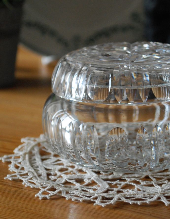 ふた付きケース、スパイスケース　アンティーク雑貨　上品なデザインのガラスケース、アンティークのインテリア雑貨。アンティークのため、多少の欠け・傷がある場合がありますが、使用上問題はありませんので、ご了承下さい。(pg-3073)