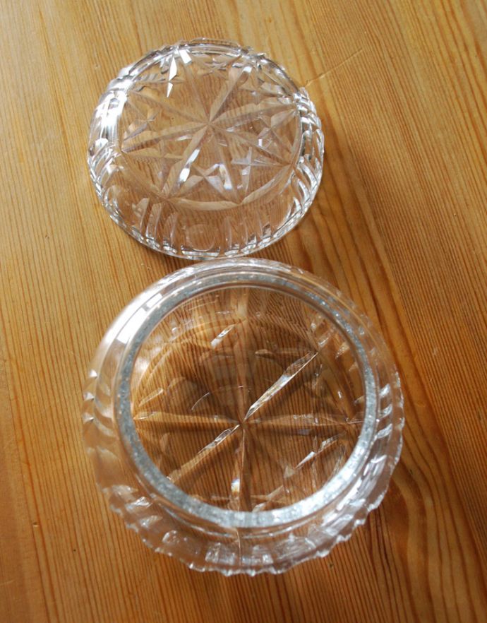 ふた付きケース、スパイスケース　アンティーク雑貨　上品なデザインのガラスケース、アンティークのインテリア雑貨。上から見るとこんな感じです。(pg-3073)