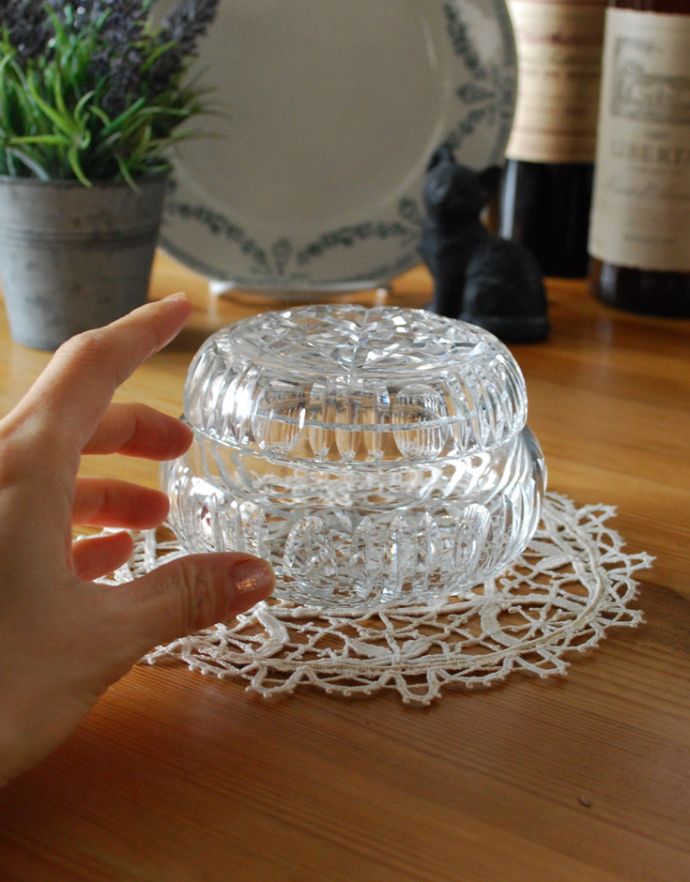 ふた付きケース、スパイスケース　アンティーク雑貨　上品なデザインのガラスケース、アンティークのインテリア雑貨。どこに置いても華やかなガラスのケースです。(pg-3073)