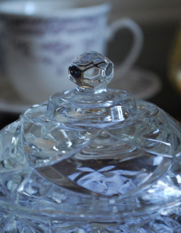 アンティーク雑貨 美しいカッティングのアンティークガラス雑貨、キレイなプレスドグラス。アンティークのため、多少の欠け・傷がある場合がありますが、使用上問題はありませんので、ご了承下さい。(pg-3075)