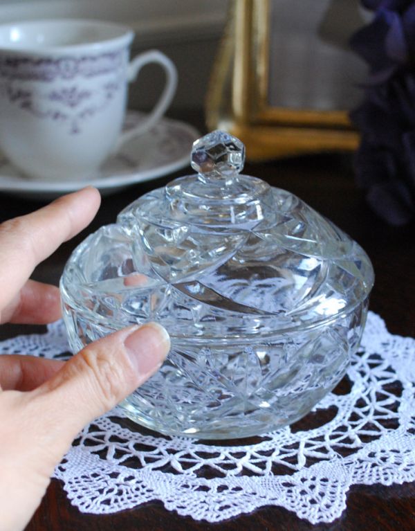 アンティーク雑貨 美しいカッティングのアンティークガラス雑貨、キレイなプレスドグラス。どこに置いても華やかなガラスのケースです。(pg-3075)