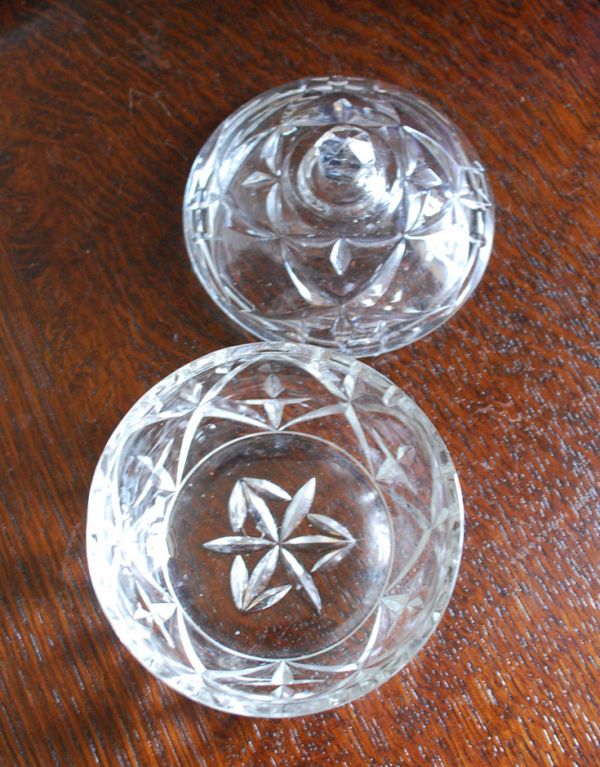 アンティーク雑貨 美しいカッティングのアンティークガラス雑貨、キレイなプレスドグラス。上から見るとこんな感じです。(pg-3075)