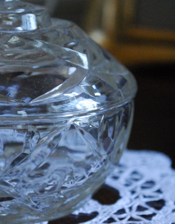 アンティーク雑貨 美しいカッティングのアンティークガラス雑貨、キレイなプレスドグラス。全体にカッティングが施されていてとても華やかです。(pg-3075)