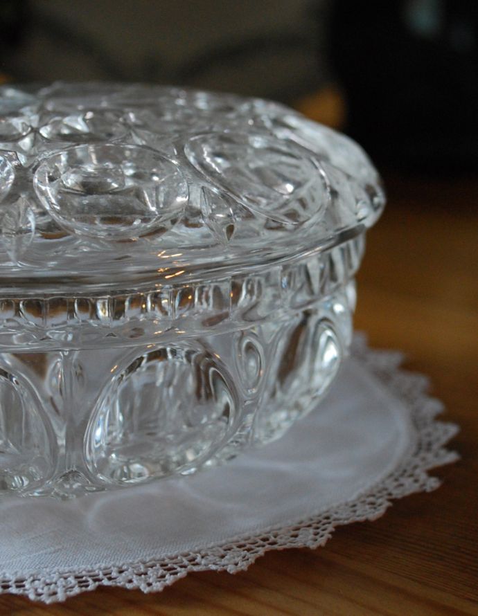 アンティーク雑貨 水玉のカッティングを施したガラスケース、美しいアンティークガラス雑貨。アンティークのため、多少の欠け・傷がある場合がありますが、使用上問題はありませんので、ご了承下さい。(pg-3076)