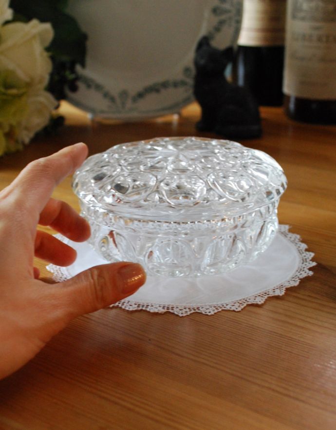 アンティーク雑貨 水玉のカッティングを施したガラスケース、美しいアンティークガラス雑貨。どこに置いても華やかなガラスのケースです。(pg-3076)