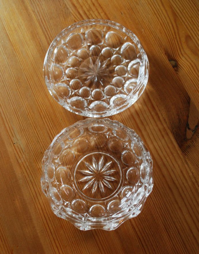 アンティーク雑貨 水玉のカッティングを施したガラスケース、美しいアンティークガラス雑貨。上から見るとこんな感じです。(pg-3076)
