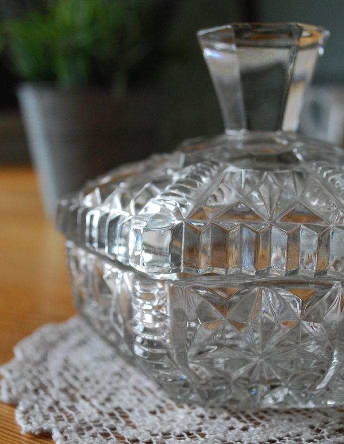 アンティーク雑貨　ダイヤモンドのような輝きのガラスケース、美しいアンティーク雑貨。アンティークのため、多少の欠け・傷がある場合がありますが、使用上問題はありませんので、ご了承下さい。(pg-3077)