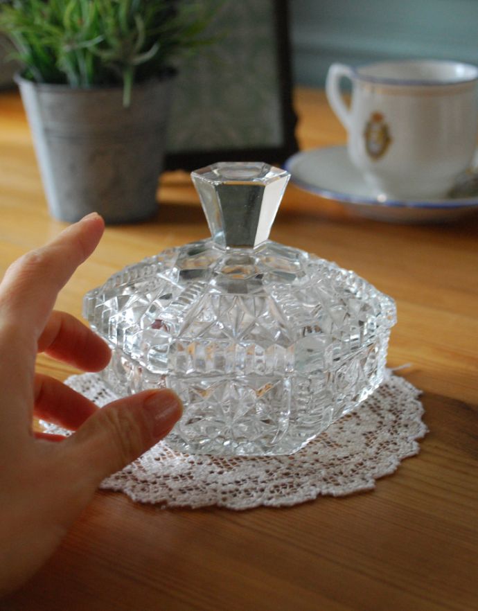 アンティーク雑貨　ダイヤモンドのような輝きのガラスケース、美しいアンティーク雑貨。どこに置いても華やかなガラスのケースです。(pg-3077)