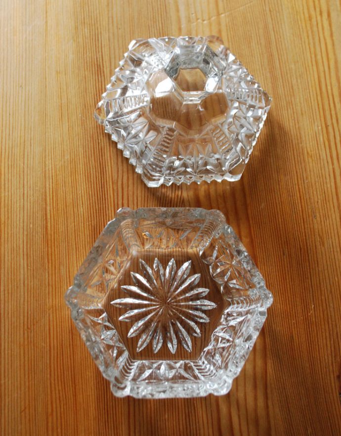 アンティーク雑貨　ダイヤモンドのような輝きのガラスケース、美しいアンティーク雑貨。上から見るとこんな感じです。(pg-3077)