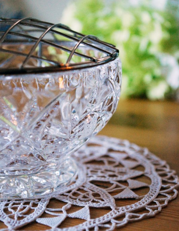フラワーベース　アンティーク雑貨　お花を楽しむガラスボウル（花器）　アンティークフラワーベース　プレスドグラス。アンティークのため、多少の欠け・傷がある場合がありますが、使用上問題はありませんので、ご了承下さい。(pg-3088)
