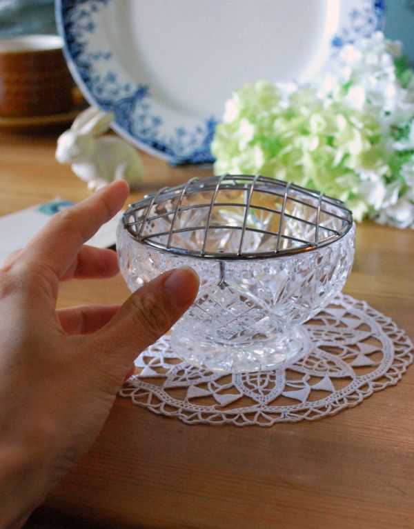 フラワーベース　アンティーク雑貨　お花を楽しむガラスボウル（花器）　アンティークフラワーベース　プレスドグラス。お花を素敵に魅せてくれます。(pg-3088)