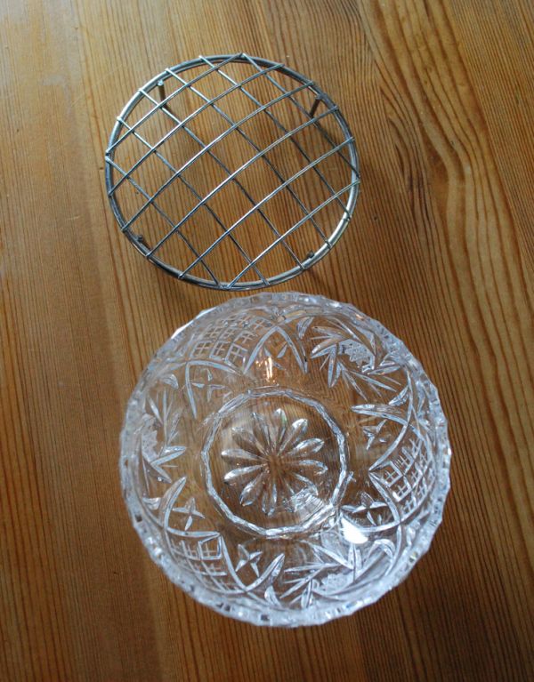 フラワーベース　アンティーク雑貨　お花を楽しむガラスボウル（花器）　アンティークフラワーベース　プレスドグラス。上から見るとこんな感じ。(pg-3088)