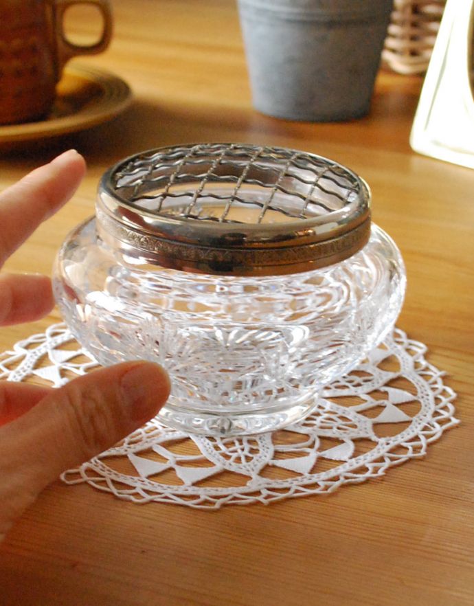 アンティーク雑貨　お花を楽しむガラスボウル（花器）　アンティークフラワーベース　プレスドグラス。お花を素敵に魅せてくれます。(pg-3089)