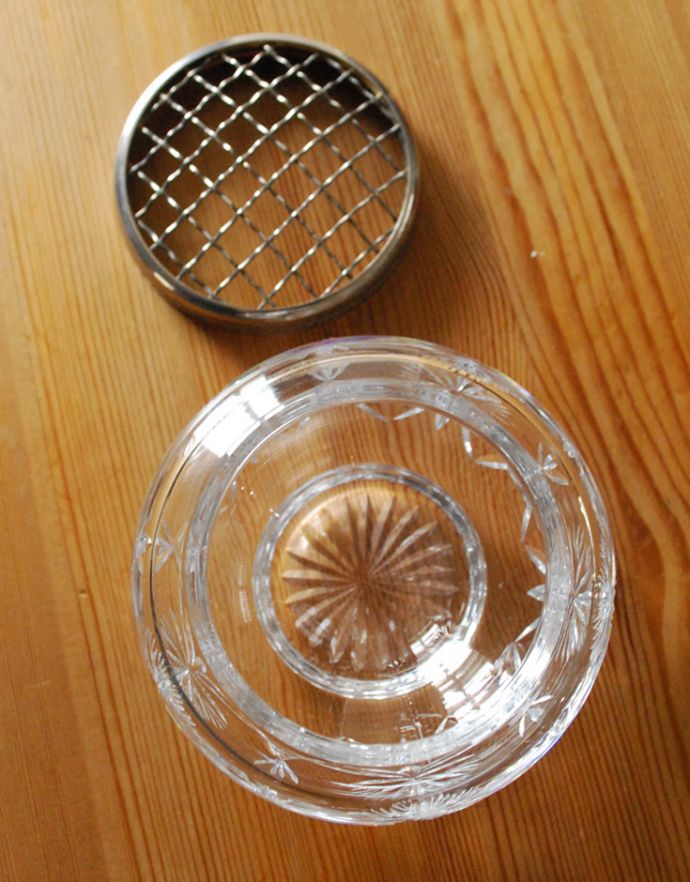 アンティーク雑貨　お花を楽しむガラスボウル（花器）　アンティークフラワーベース　プレスドグラス。上から見るとこんな感じ。(pg-3089)