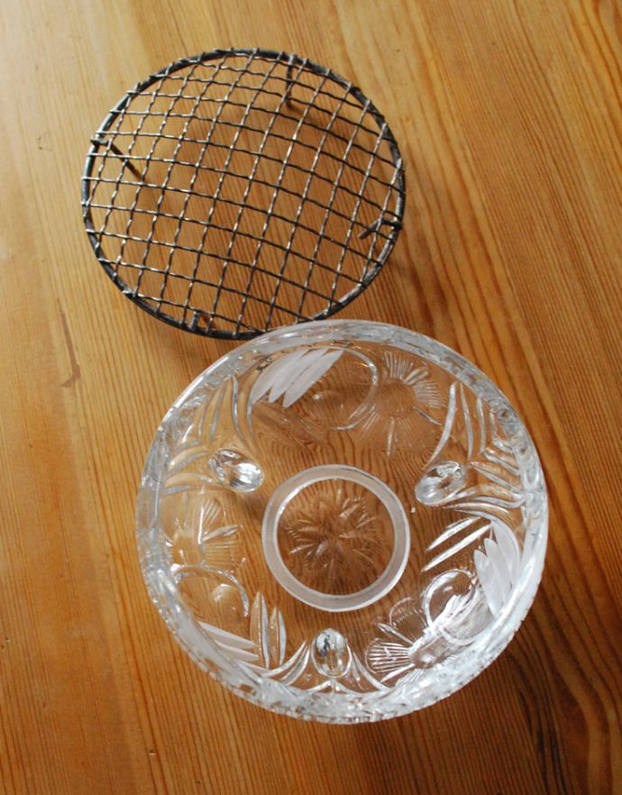 アンティーク雑貨　お花を楽しむガラスボウル（花器）、可愛い脚が付いたアンティークプレスドグラス。上から見るとこんな感じ。(pg-3090)