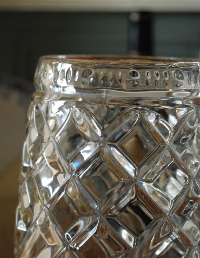 アンティーク雑貨 ダイヤカットが美しいアンティークガラスのフラワーベース、プレスドグラス。アンティークのため、多少の欠け・傷がある場合がありますが、使用上問題はありませんので、ご了承下さい。(pg-3114)