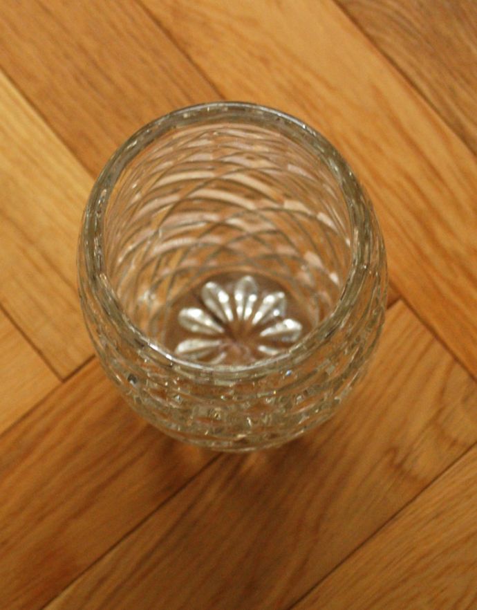 アンティーク雑貨 ダイヤカットが美しいアンティークガラスのフラワーベース、プレスドグラス。上から見るとこんな感じです。(pg-3114)