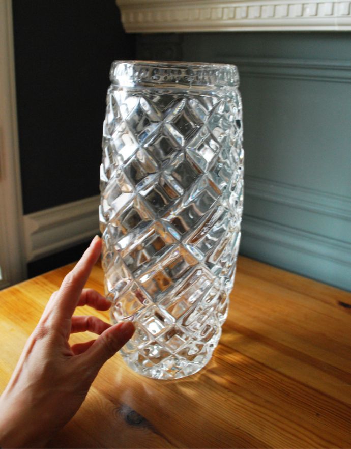 アンティーク雑貨 ダイヤカットが美しいアンティークガラスのフラワーベース、プレスドグラス。飾るだけで絵になる美しさ。(pg-3114)