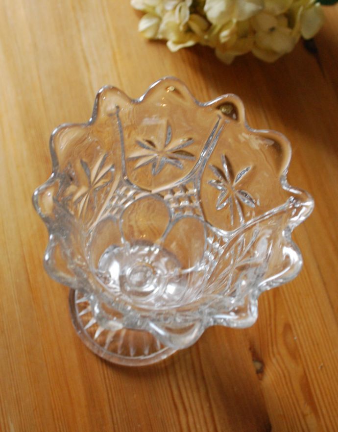 フラワーベース　アンティーク雑貨　お花が刻まれた華やかなフラワーベース（花器）プレスドグラス。上から見るとこんな感じです。(pg-3115)