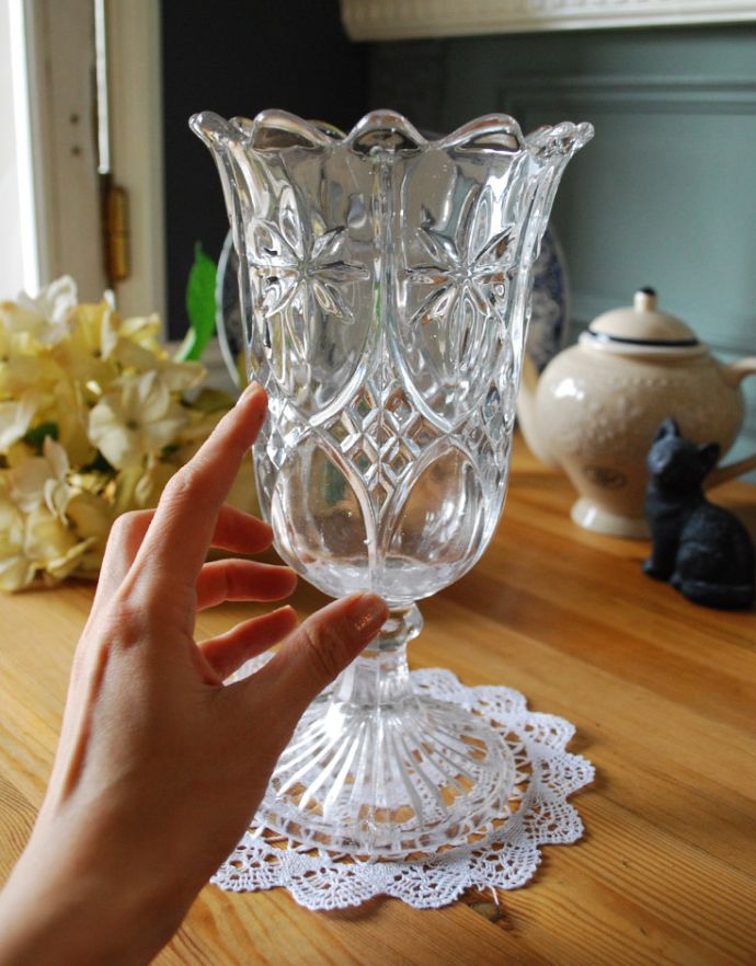 お花が刻まれた華やかなフラワーベース（花器）プレスドグラス(pg-3115