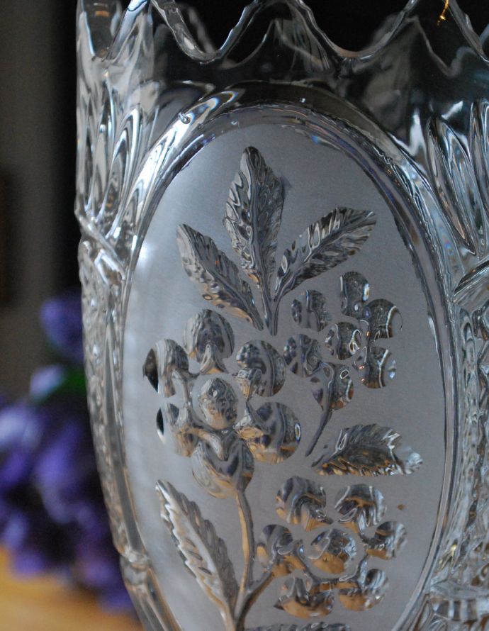 アンティーク雑貨　お花の模様を刻んだアンティークのフラワーベース（花瓶）プレスドグラス。アンティークのため、多少の欠け・傷がある場合がありますが、使用上問題はありませんので、ご了承下さい。(pg-3117)