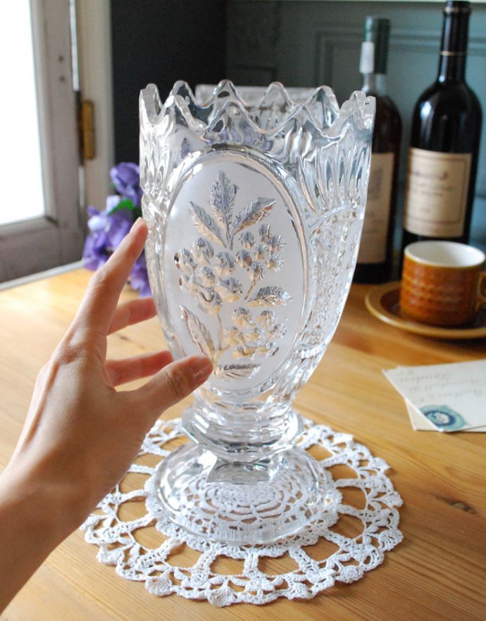 アンティーク雑貨　お花の模様を刻んだアンティークのフラワーベース（花瓶）プレスドグラス。飾るだけで絵になる美しさ。(pg-3117)