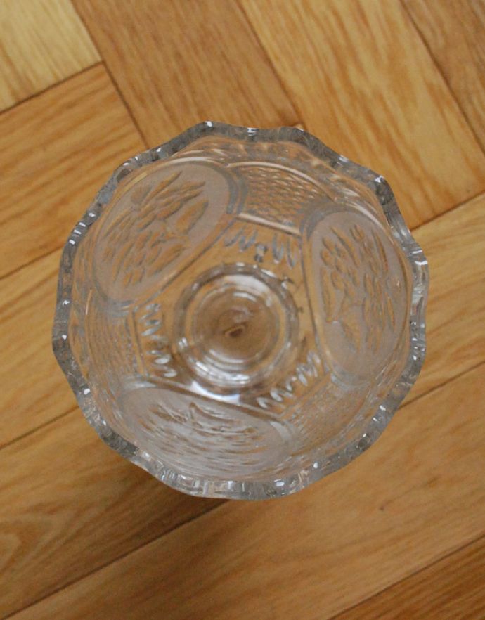 アンティーク雑貨　お花の模様を刻んだアンティークのフラワーベース（花瓶）プレスドグラス。上から見るとこんな感じです。(pg-3117)
