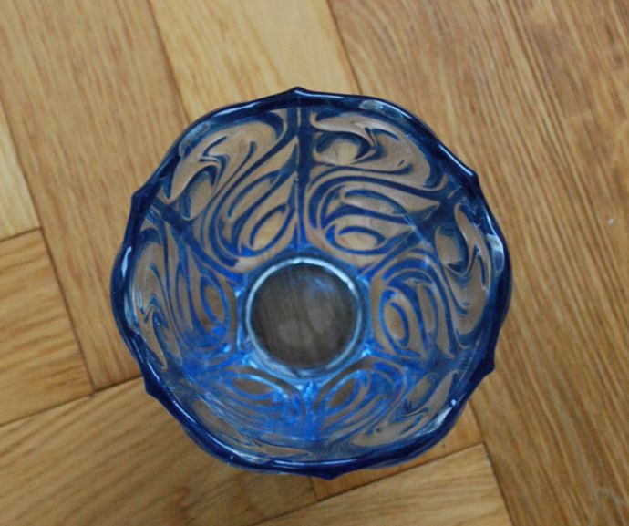 アンティーク雑貨　爽やかなブルー色のフラワーベース（花瓶）、アンティークガラス雑貨（プレスドグラス）。上から見てもキレイなデザインです。(pg-3118)