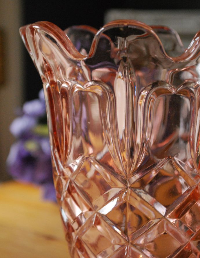 フラワーベース アンティーク雑貨 サーモンピンクのフラワーベース(花器)、アンティークプレスドグラス 。曲線と華やかなカッティングが美しいフラワーベースです。(pg-3119)