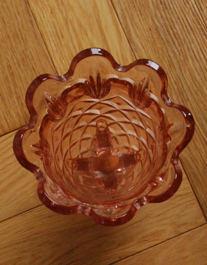 フラワーベース アンティーク雑貨 サーモンピンクのフラワーベース(花器)、アンティークプレスドグラス 。上から見るとこんな感じです。(pg-3119)