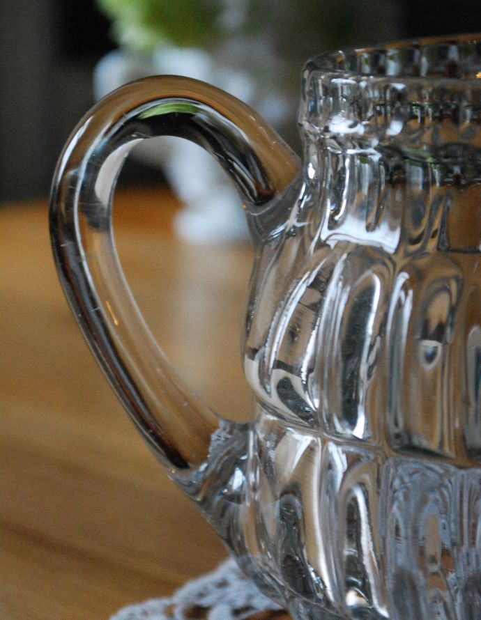 アンティーク雑貨　アンティークのプレスドグラス、フラワーベースにもなるガラスピッチャー。アンティークのため、多少の欠け・傷がある場合がありますが、使用上問題はありませんので、ご了承下さい。(pg-3123)