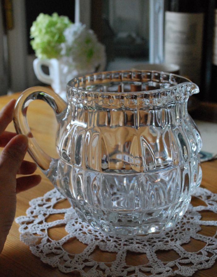 アンティーク雑貨　アンティークのプレスドグラス、フラワーベースにもなるガラスピッチャー。フラワーベースにしても素敵です。(pg-3123)