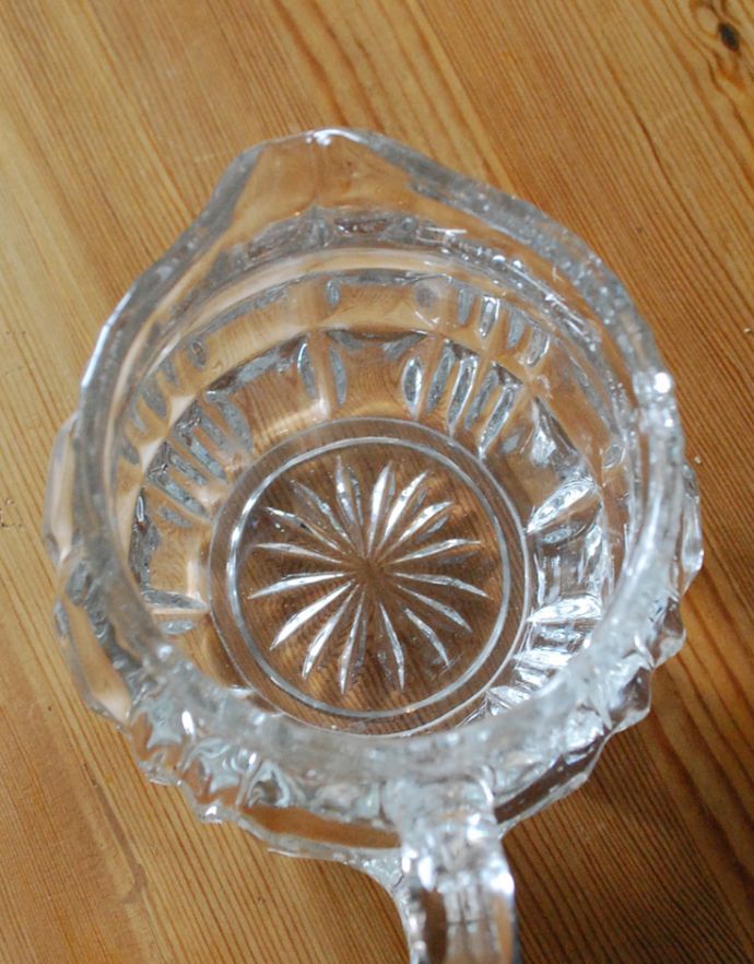 アンティーク雑貨　アンティークのプレスドグラス、フラワーベースにもなるガラスピッチャー。上から見るとこんな感じです。(pg-3123)