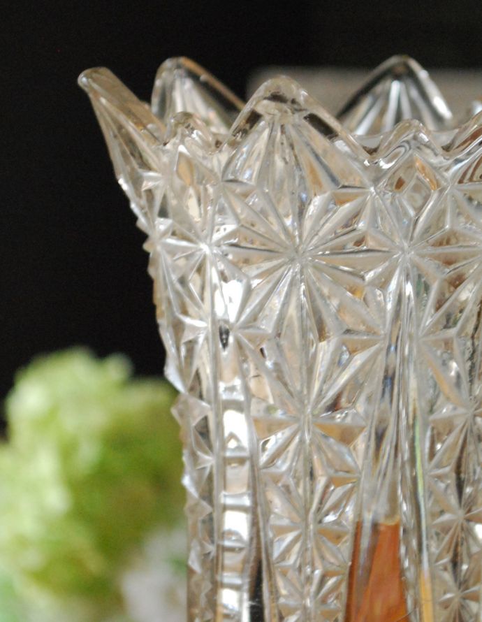 アンティーク雑貨　スラッとしたシルエットが美しく輝くフラワーベース、プレスドグラス。アンティークのため、多少の欠け・傷がある場合がありますが、使用上問題はありませんので、ご了承下さい。(pg-3126)