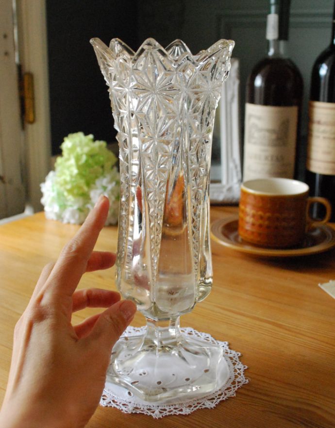 アンティーク雑貨　スラッとしたシルエットが美しく輝くフラワーベース、プレスドグラス。飾るだけで絵になる美しさ。(pg-3126)