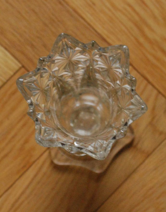 アンティーク雑貨　スラッとしたシルエットが美しく輝くフラワーベース、プレスドグラス。上から見るとこんな感じです。(pg-3126)