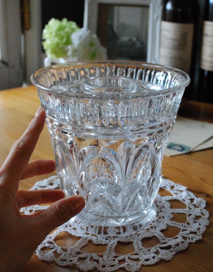 アンティーク雑貨 ガラス留め付きのフラワーベース(花器)アンティークのプレスドグラス。飾るだけで絵になる美しさ。(pg-3127)