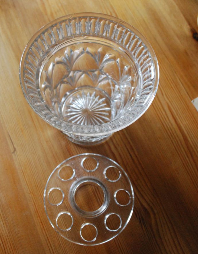 アンティーク雑貨 ガラス留め付きのフラワーベース(花器)アンティークのプレスドグラス。お花を挿すところは外れるので、お手入れもしやすいです。(pg-3127)
