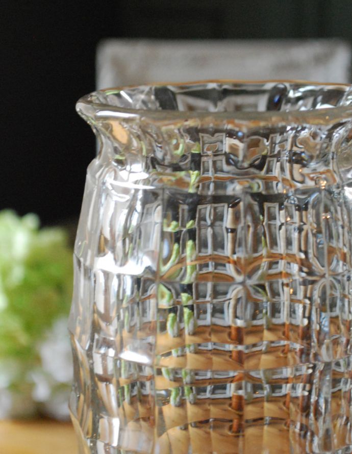 アンティーク雑貨　イギリスから到着したアンティークのフラワーベース（花瓶）。アンティークのため、多少の欠け・傷がある場合がありますが、使用上問題はありませんので、ご了承下さい。(pg-3128)